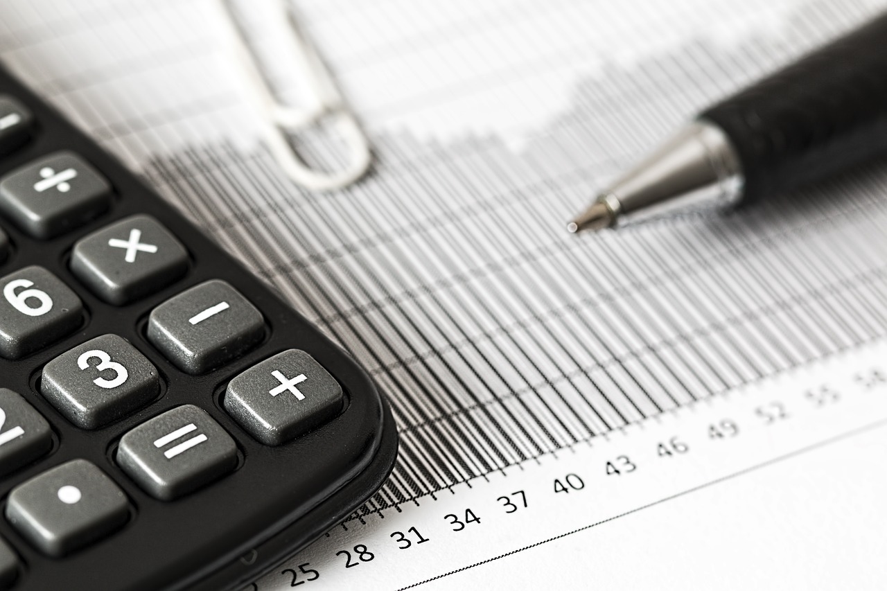  Imagen de una calculadora junto a una planilla impresa sobre una mesa. Esta imagen representa el proceso de gestión financiera y contable en Mar del Plata. Encuentra soluciones precisas y eficientes para tu empresa